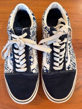 Vans Off the Wall Low-Top Sneakers. Men’s size 7.5/women’s size 9